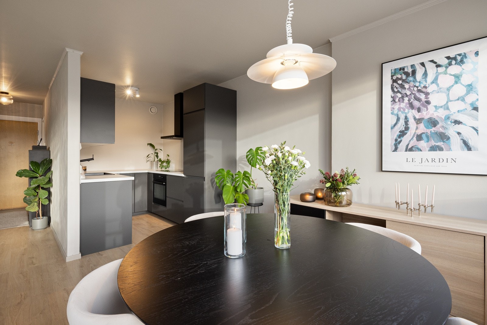 Kjøkkenet ligger i åpen og sosial løsning mot stue og spisestue. Galleribilde