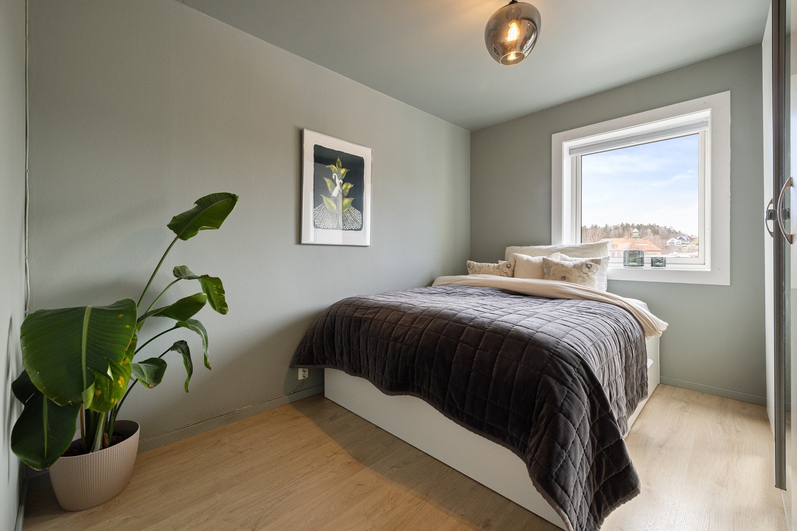 Romslig soverom med plass til dobbeltseng og garderobeskap. Galleribilde