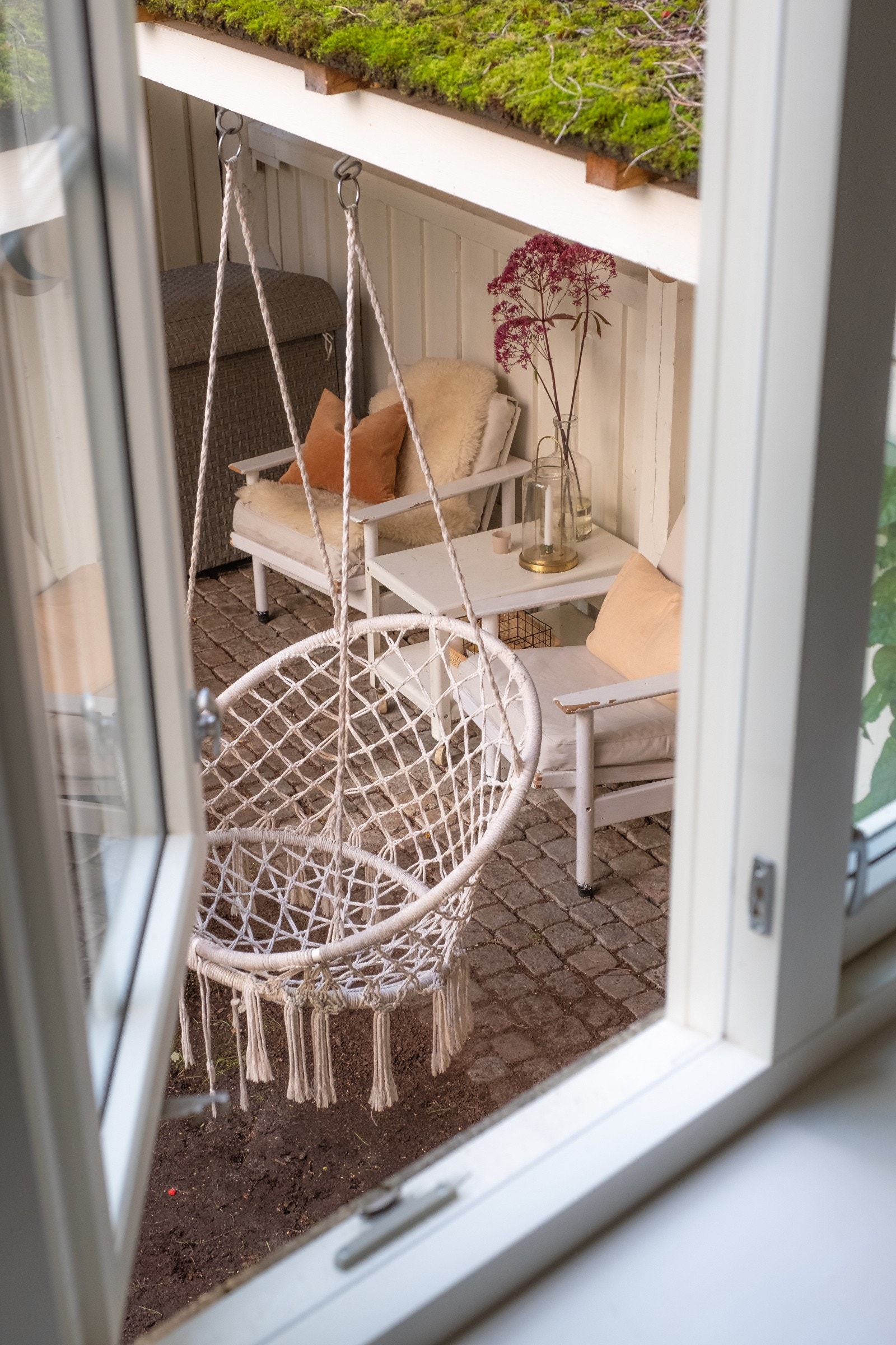 Vinduet fra soverommet vender ut mot bakgårdens rolige og grønne omgivelser. Galleribilde