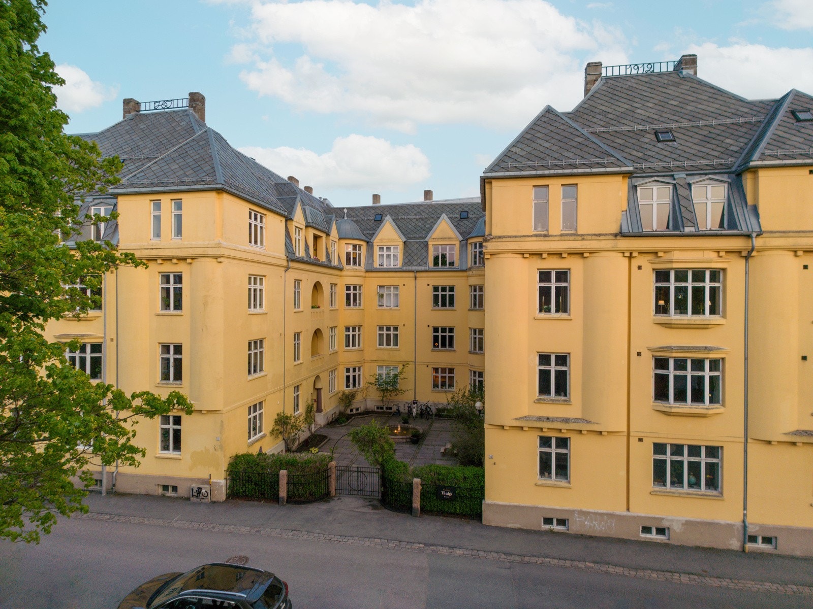 Arkitekttegnet bygård i art nouveau-stil, designet av den anerkjente norske arkitekten Claus Hjelte, kjent for prosjekter som Singsaker skole og Prinsen Kino. Galleribilde