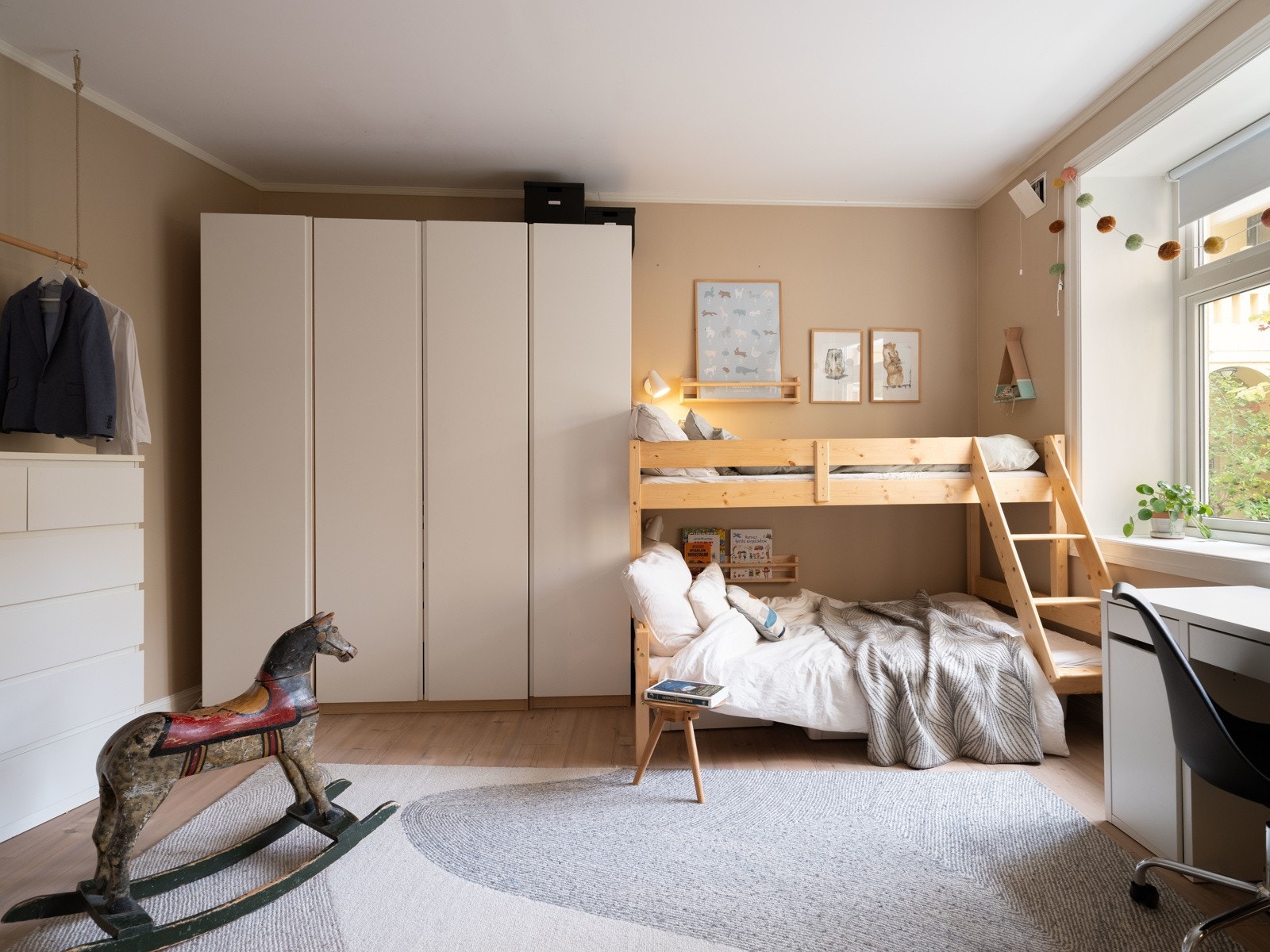 Soverommets areal gir gode innredningsmuligheter, eksempelvis skrivebord eller sittegruppe. Galleribilde