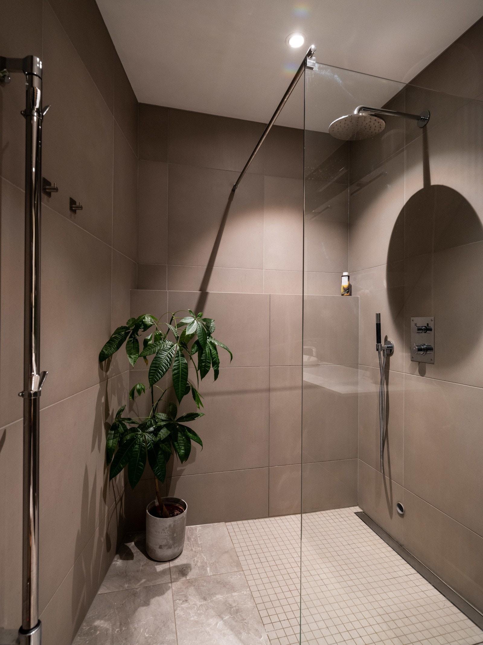 Badet er innredet med eksklusive italienske 60x60 fliser fra Marazzi. Innebygd dusjbatteri fra Tapwell. Dimbare downlights i himling. Galleribilde