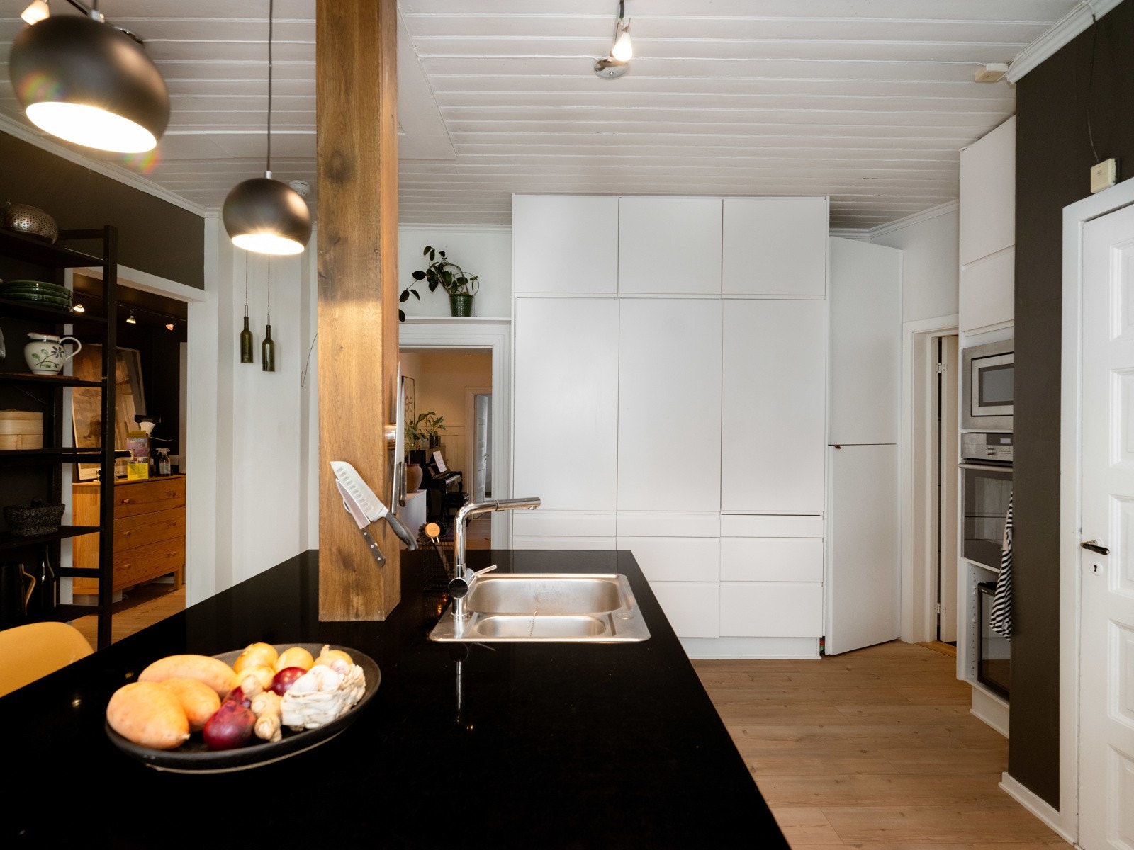 God arbeidsplass på kjøkkenøy. Veggene på kjøkkenet består av mur, teglsteinsmur og malte plater. Galleribilde