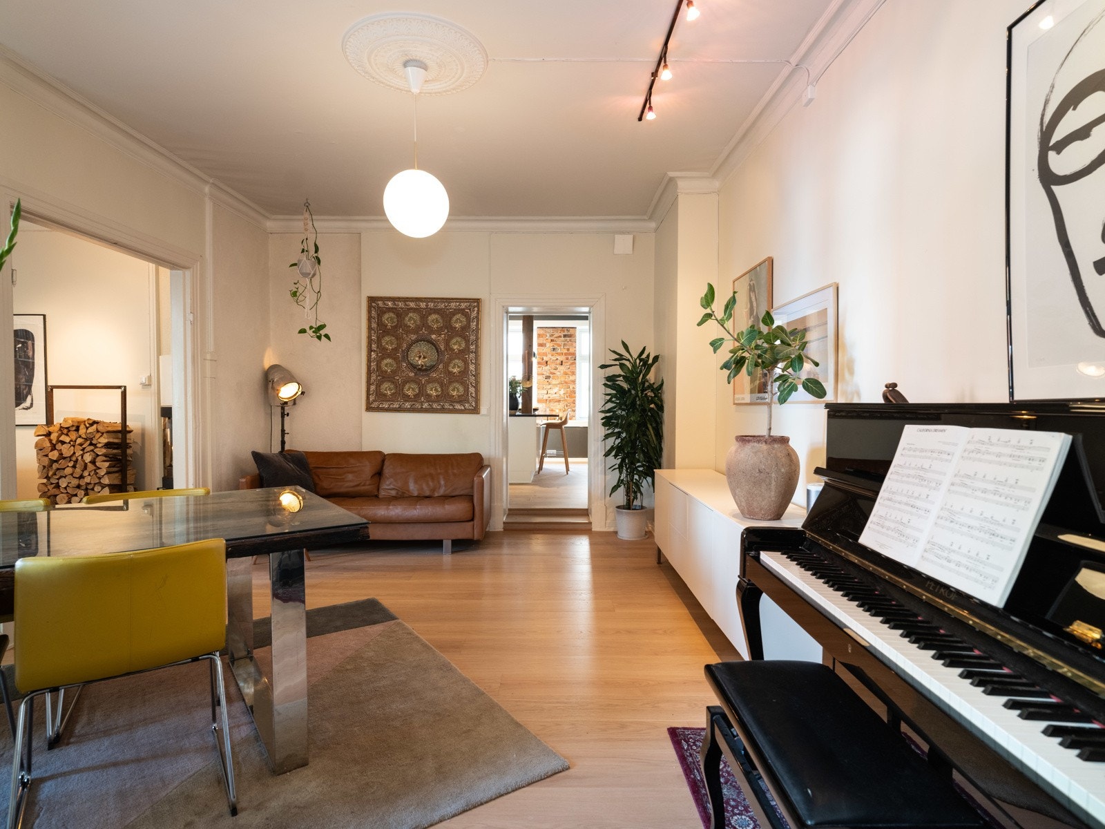 Stuen består av lyse farger som sammen med dagslys fra vinduet gir en lett og luftig atmosfære. Galleribilde