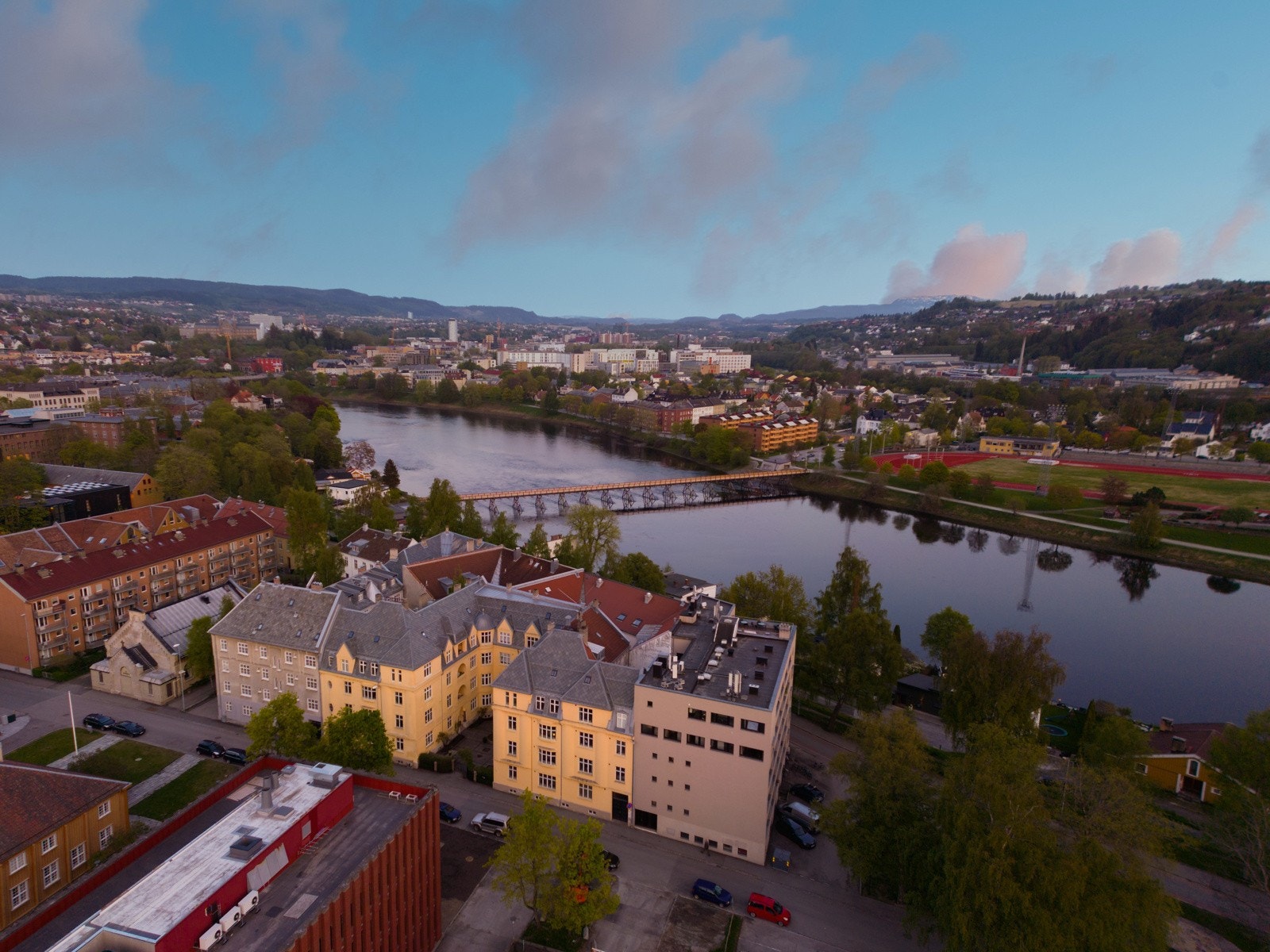 God og sentrumsnær beliggenhet like ved Nidelva. Kun minutters gange til Trondheim torg og knutepunktet for busstrafikk i Trondheim. Gangavstand til flere store studiesteder og arbeidsplasser. Galleribilde