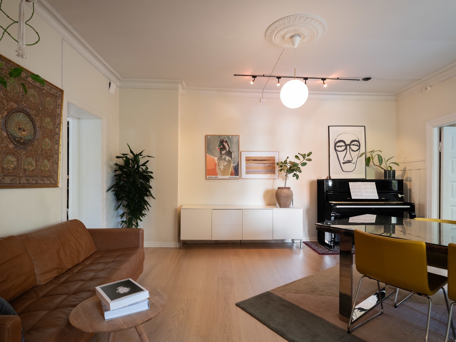 Spisestuen nyter veldig godt av den gode takhøyden som er gjennomgående i hele leiligheten. Store deler av leiligheten har takhøyde på ca. 280 cm. Galleribilde