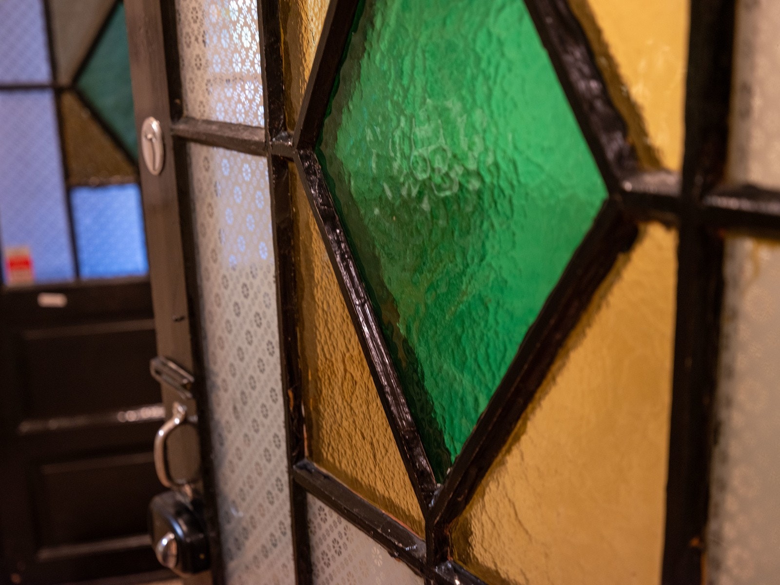 Inngangsdør med glass fra byggeår, noe som gjør at man beholder leilighetens sjarm og ærverdighet selv om den er moderne pusset opp. Galleribilde