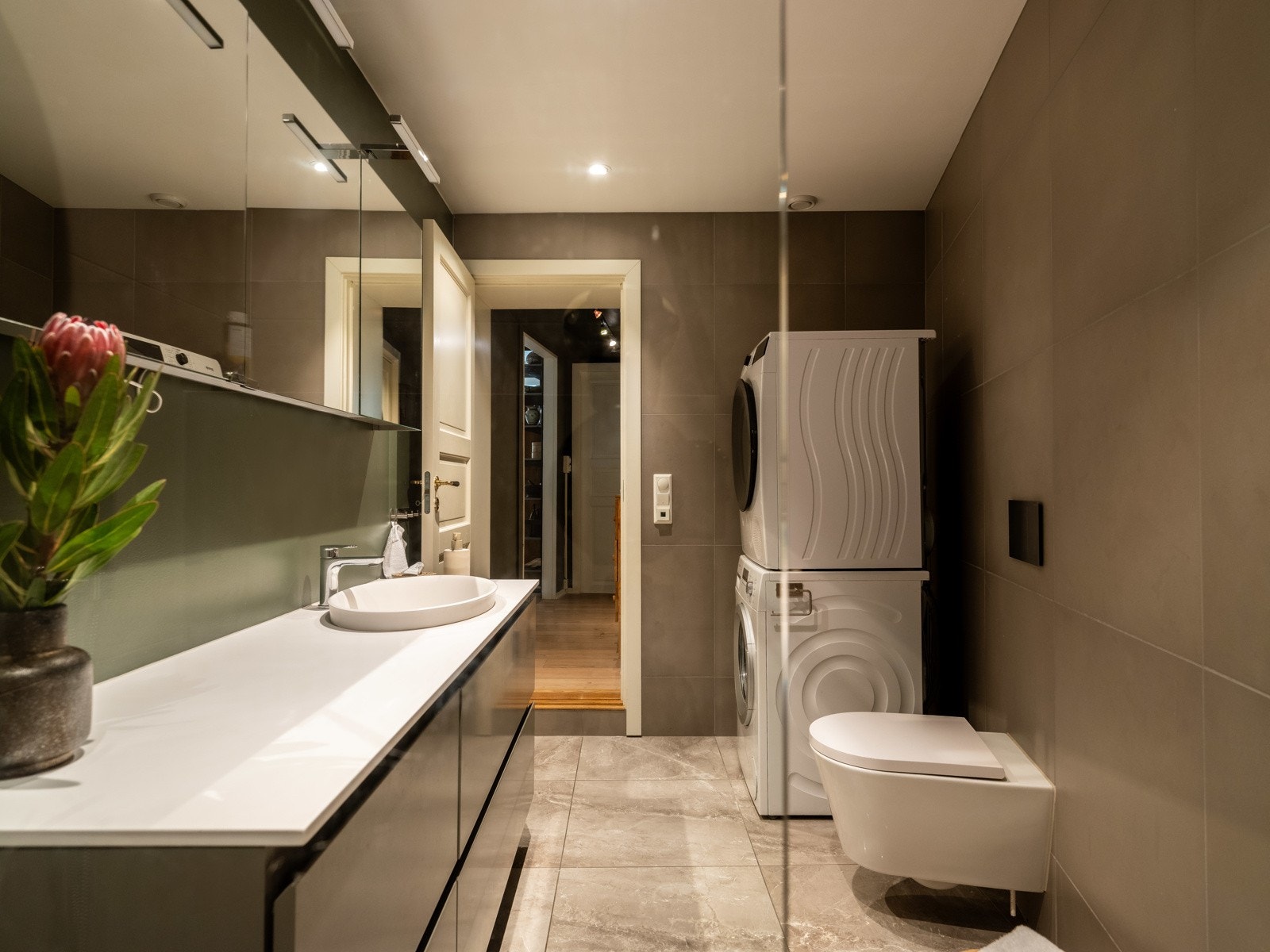 Badet innehar gulvvarme, to håndkle-tørkere og dimbare downlights(led) i himling. Laufen Kartell vegghengt toalett. I tillegg til toalett på badet har man praktisk separat toalett. Galleribilde