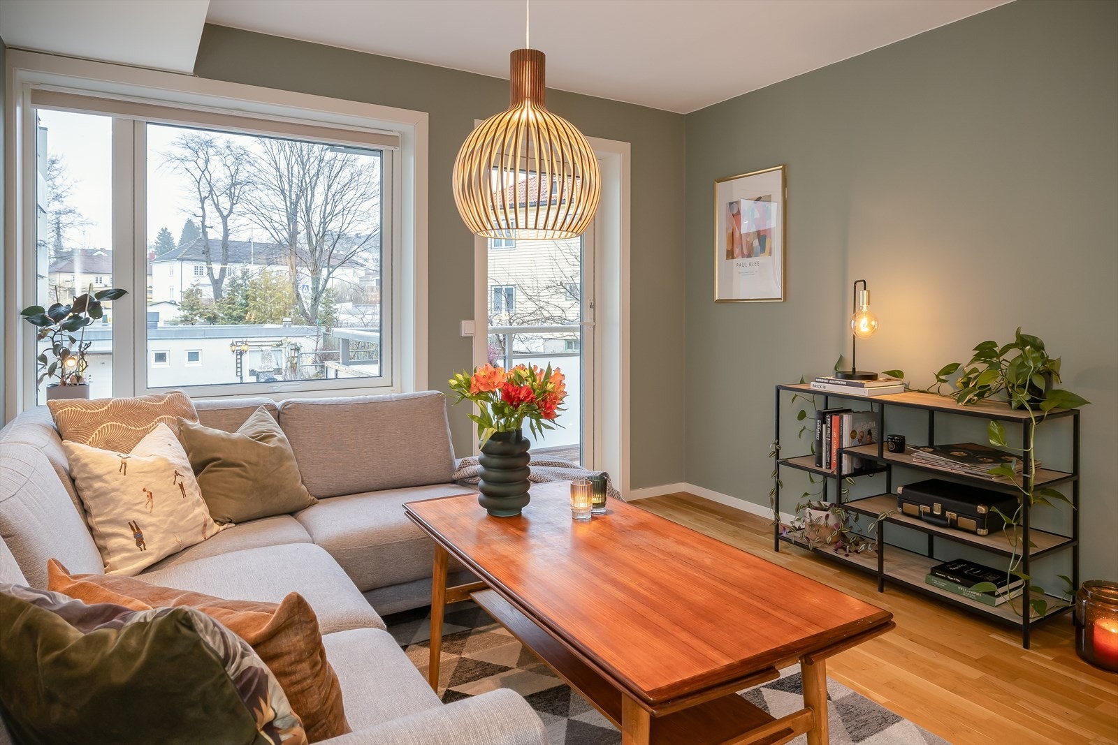 Leiligheten byr på en romslig åpen stue- og kjøkkenløsningen på hele 26,8 m². Det ble satt inn spotlights i taket i nyere tid. Galleribilde