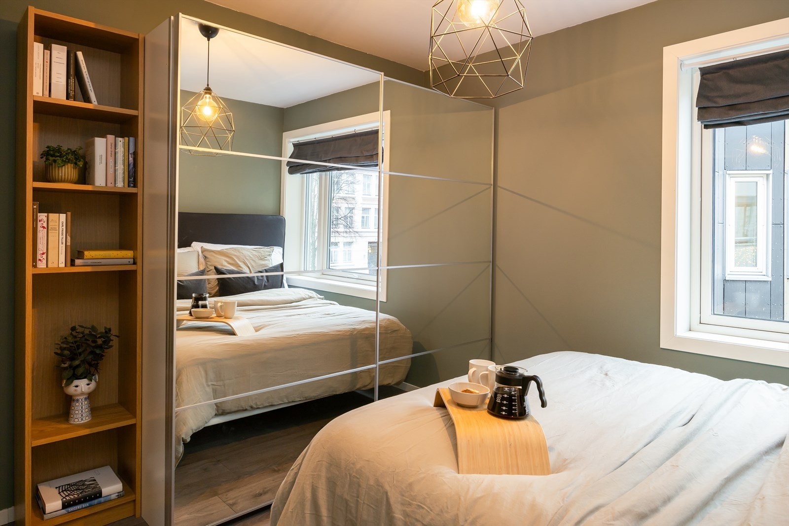 Soverommet byr på et stort og praktisk garderobeskap. Dette medfølger handelen. Galleribilde