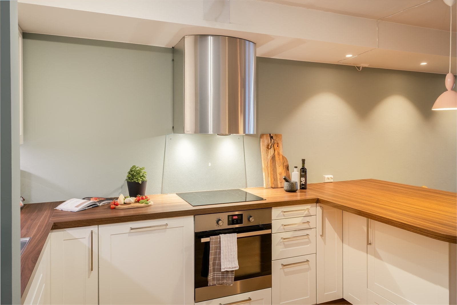 Kjøkkenet er utstyrt med hvitevarer som kjøl- og fryseskap, platetopp, stekeovn og oppvaskmaskin. Det ble installert ny oppvaskmaskin i 2020. Hvitevarene medfølger handelen. Galleribilde