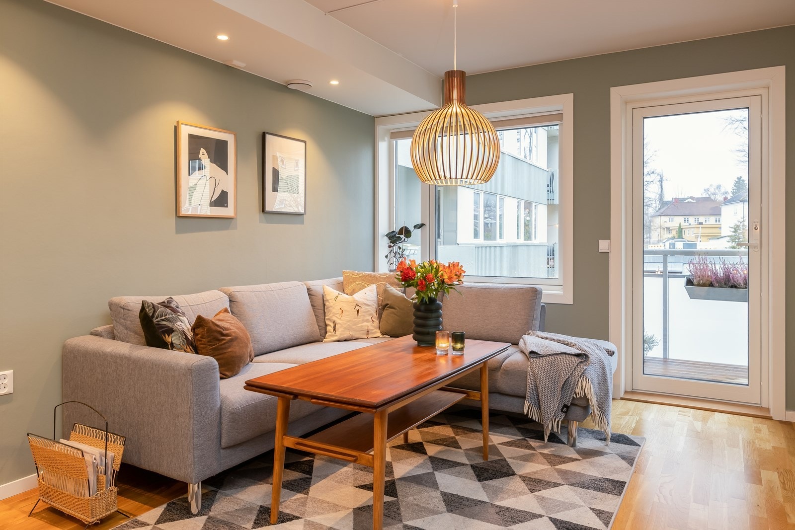 Her vil du få umiddelbar nærhet til dagligvarebutikker, treningssentre, serveringssteder og kollektivtransport. Det er også gang- og sykkelavstand til både Solsiden og Midtbyen. Galleribilde