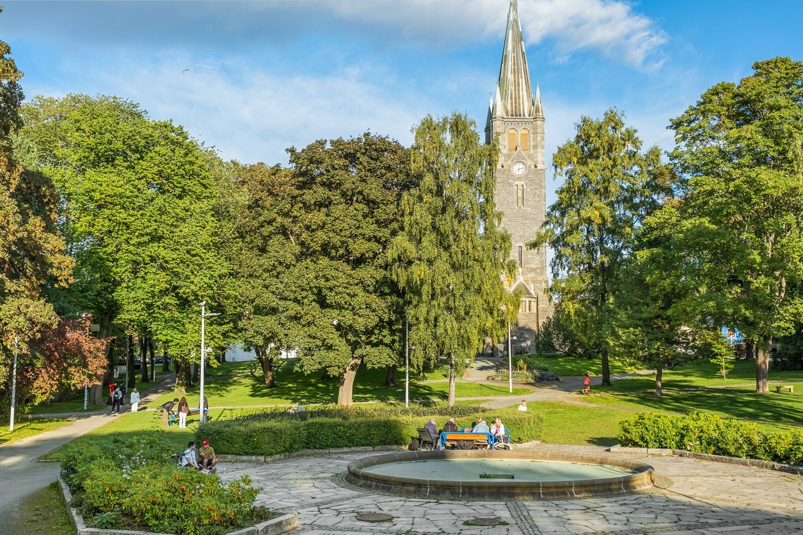 Lademoen park ligger en kort gåtur unna leiligheten. Her kan man nyte varme sommerdager i parken. Galleribilde