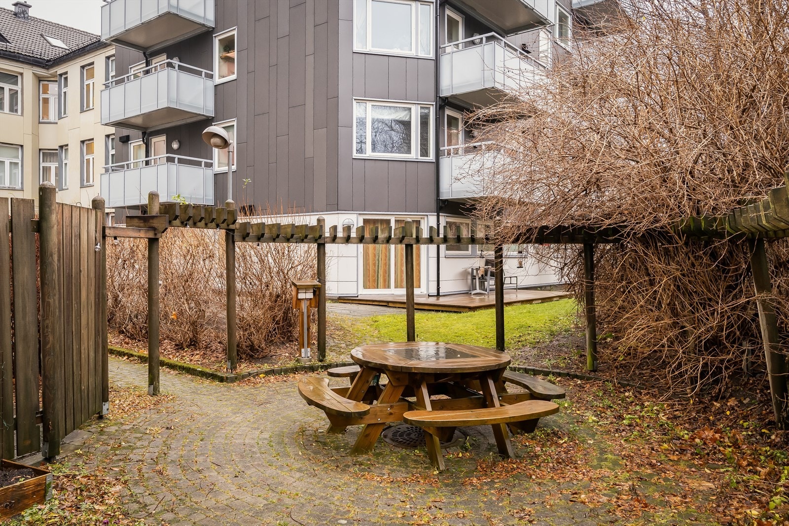 Det er sykkelparkering både inne og ute. Det er også muligheter for soneparkering like ved leiligheten. Det er også gode kollektivtilbud like i nærheten. Galleribilde