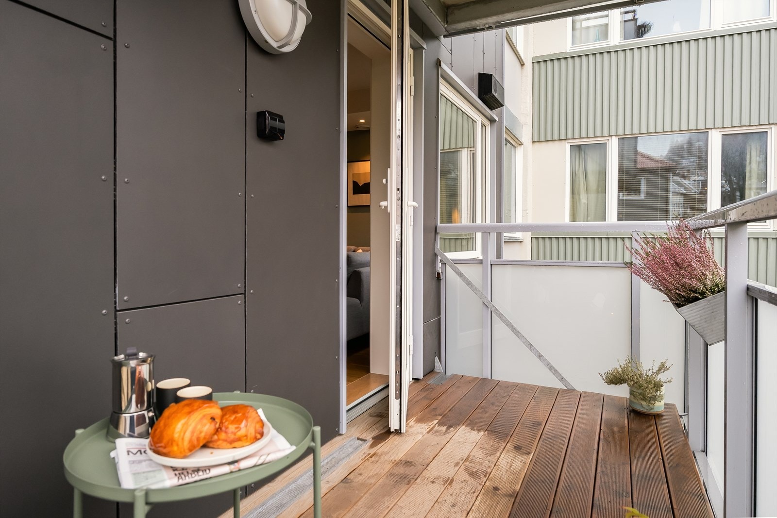 Borettslaget pusset opp fasade, balkonger, vinduer, isolasjon og verandadører i 2022. Galleribilde