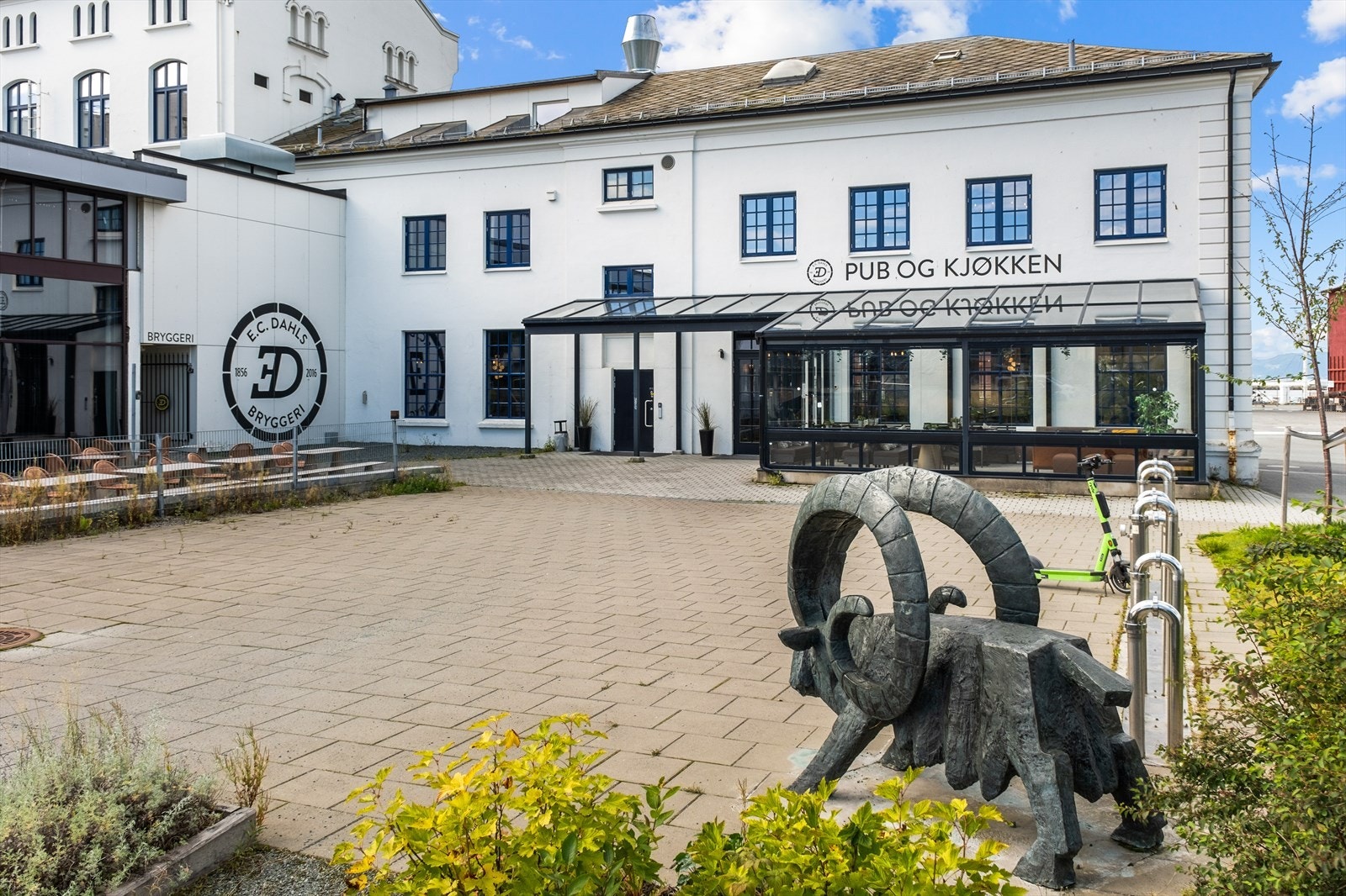 EC Dahls bryggeri, pub og kjøkken ligger også rundt 15 minutter unna. Galleribilde