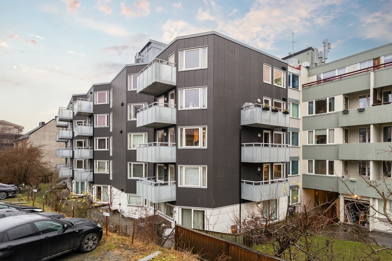 Det er stor felles hage/uteområde med blant annet grillplass, grønnsakshage etc. som kan brukes fritt. Denne deles med de andre byggene rundt. Galleribilde