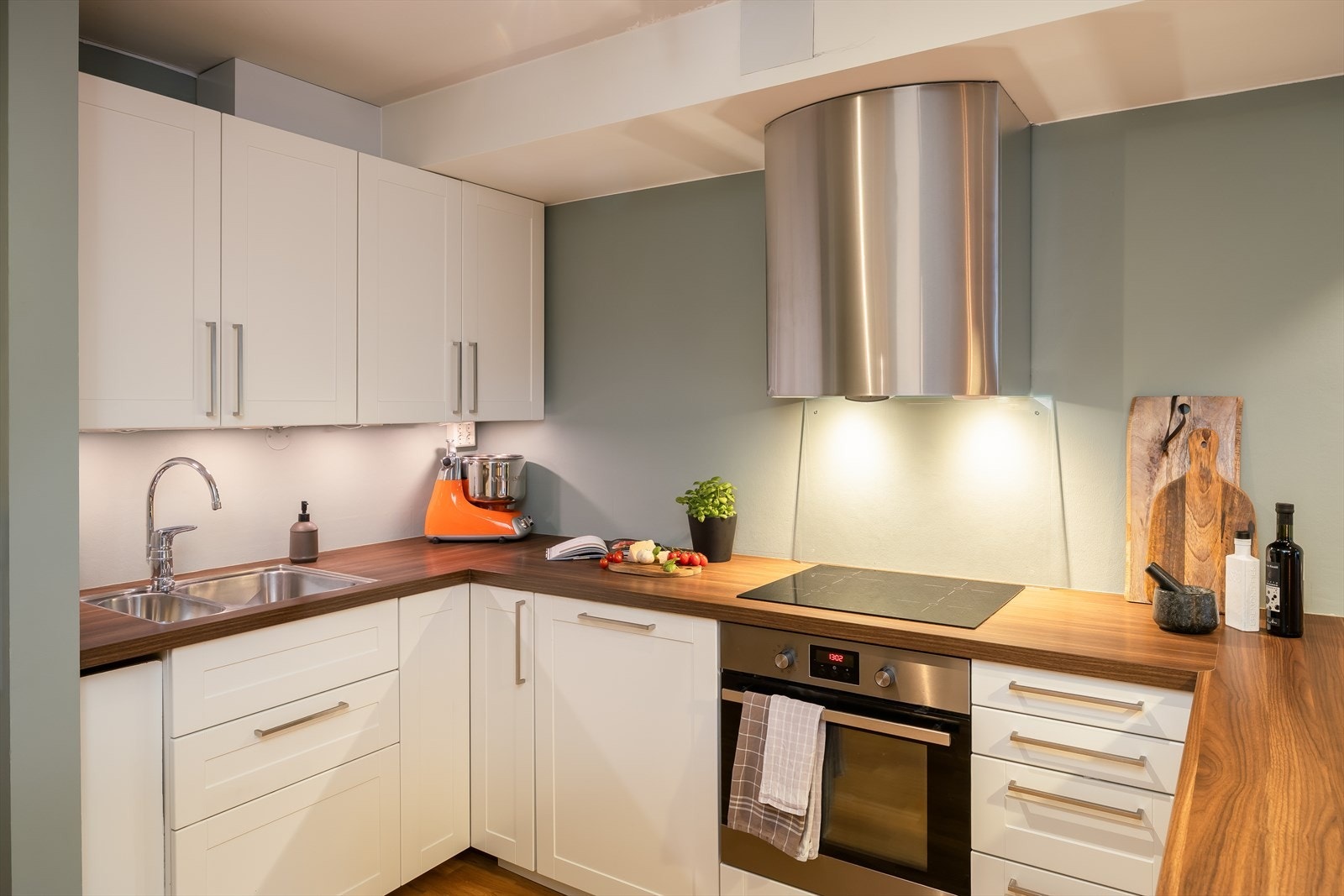 Flott hjørnekjøkken som ble pusset opp i 2014. Kjøkkenet ble vurdert til tilstandsgrad 1 av takstmann. Galleribilde