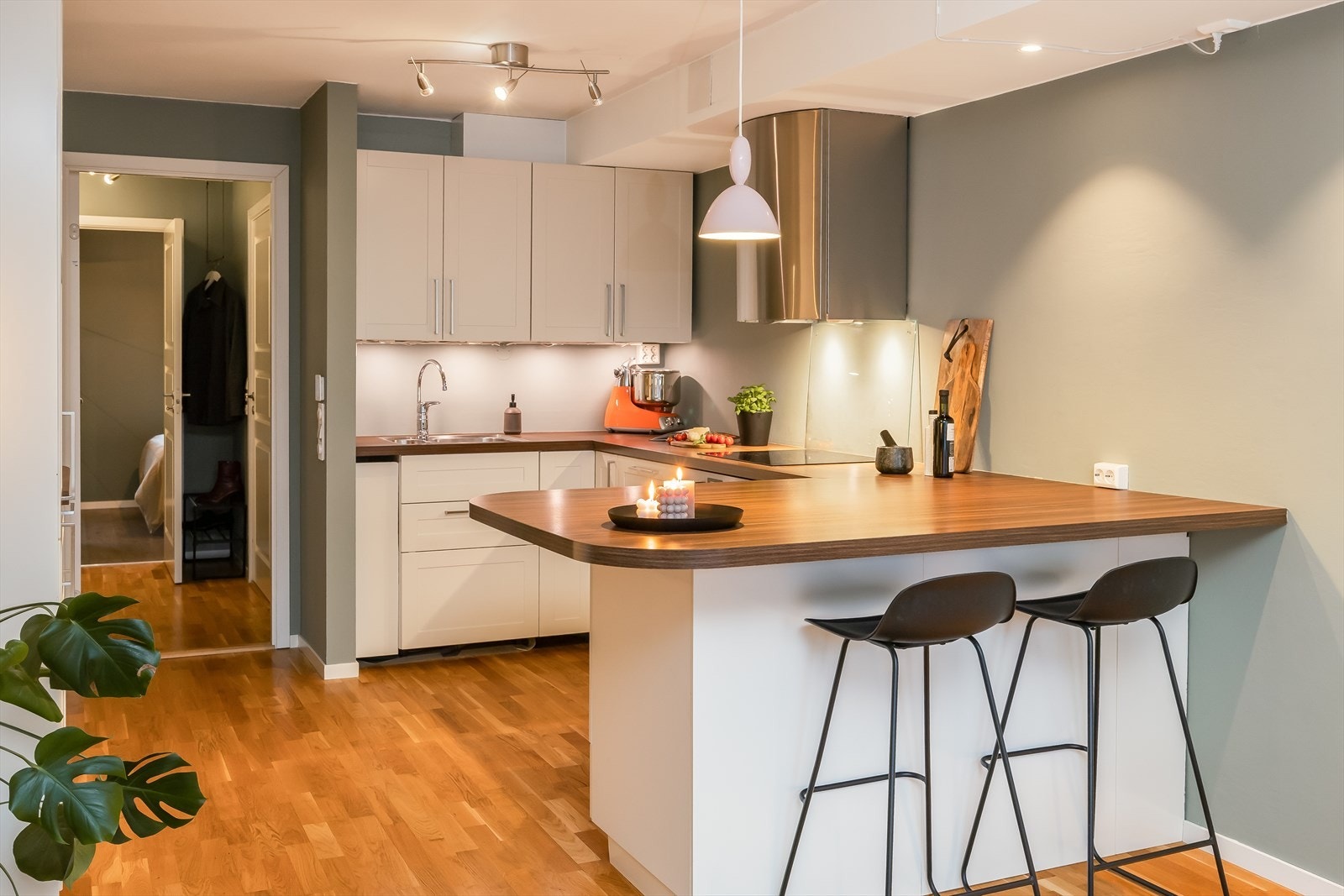 Felleskostnadene inkluderer mye, blant annet: tv, internett, varmtvann, vaktmestertjenester, måking, felles vaskeri, betjening av andel fellesgjeld, kommunale avgifter, felles byggningsforsikring mm. Galleribilde