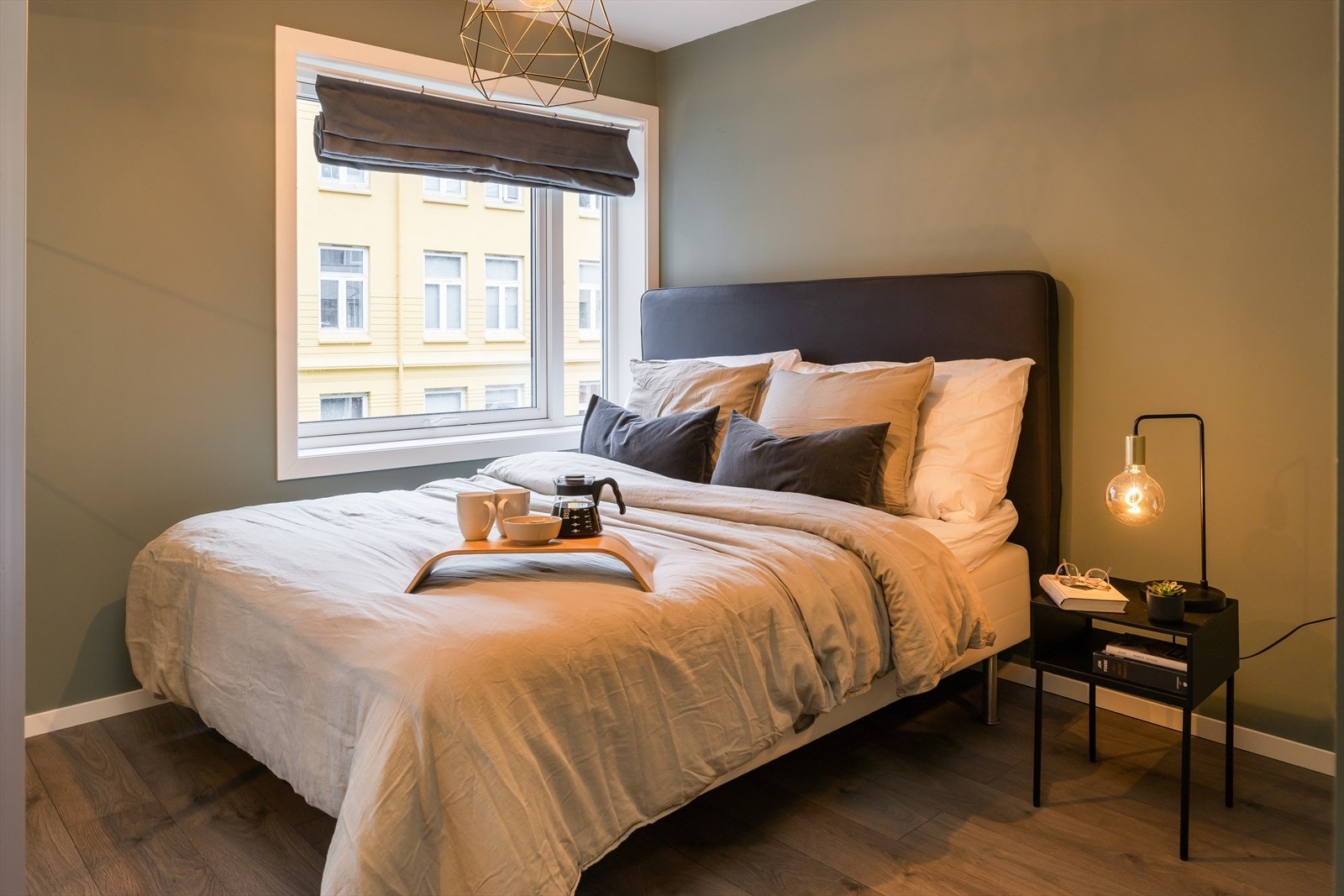 Soverommet har en størrelse på hele 10 m², og har god plass til dobbeltseng med tilhørende møblement. Det medfører ingen dokumentavgift ved kjøp. Galleribilde