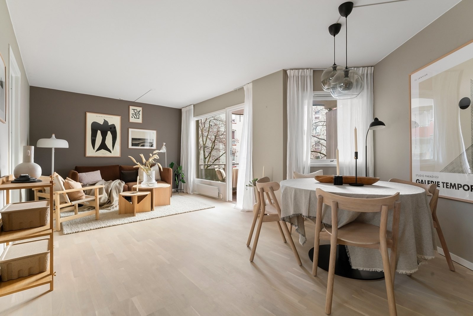 Romslig stue med plass til langbord. Kjøper må selv undersøke om det er mulig å bygge om til 3-roms om man ønsker dette. Galleribilde