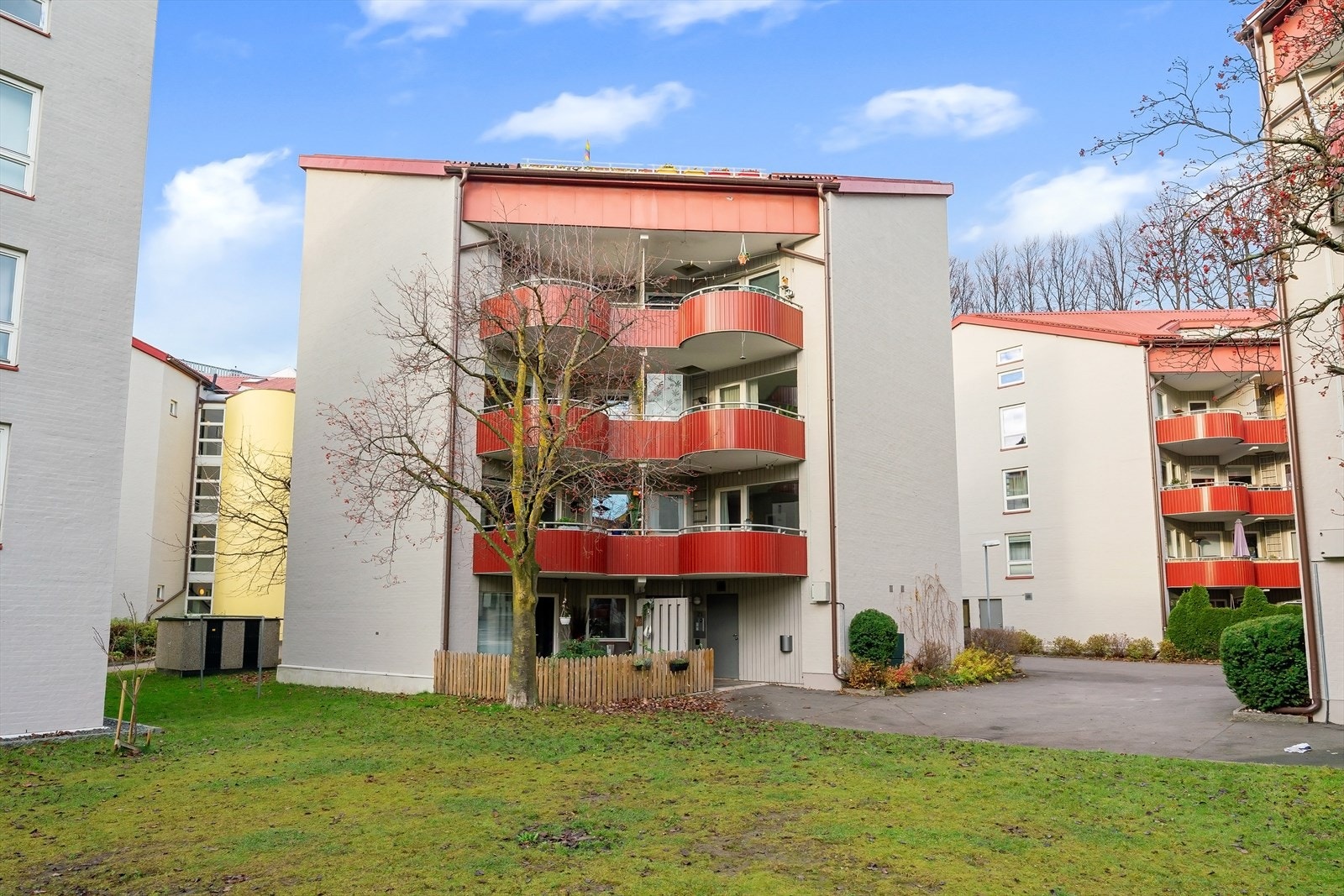 Bilfritt parkmessig opparbeidet gårdstun. Galleribilde