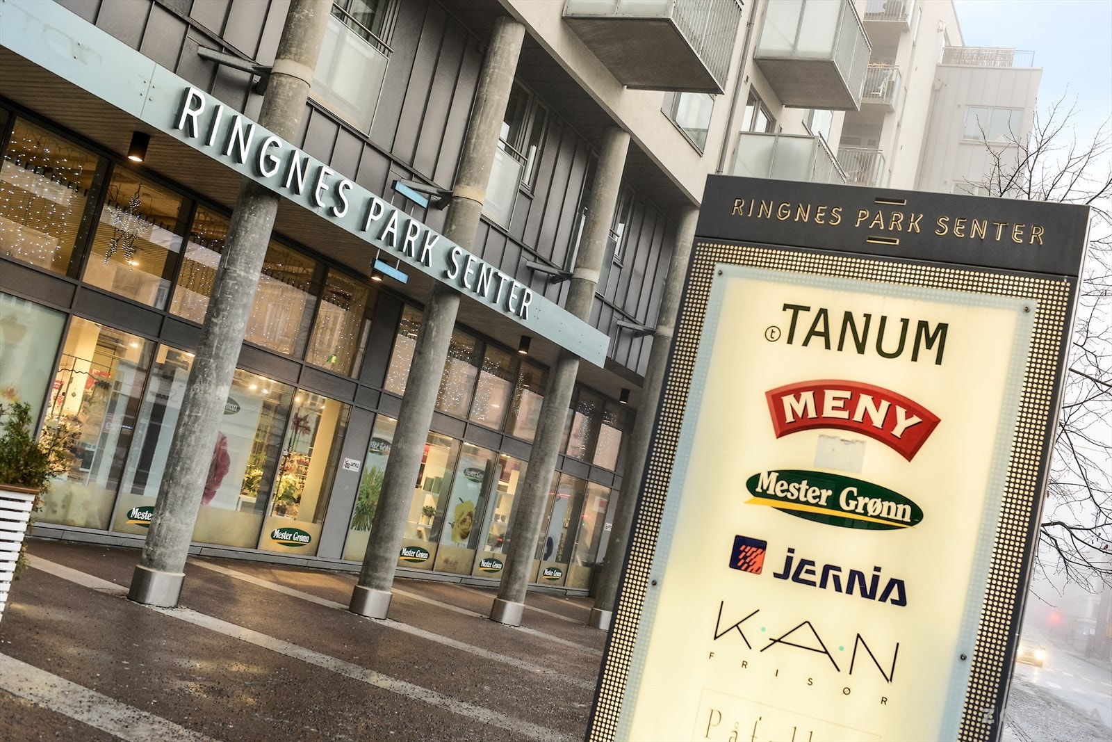 Rett ved ligger Ringnes Park med treningsstudio, butikker, kino og serveringssteder. Galleribilde