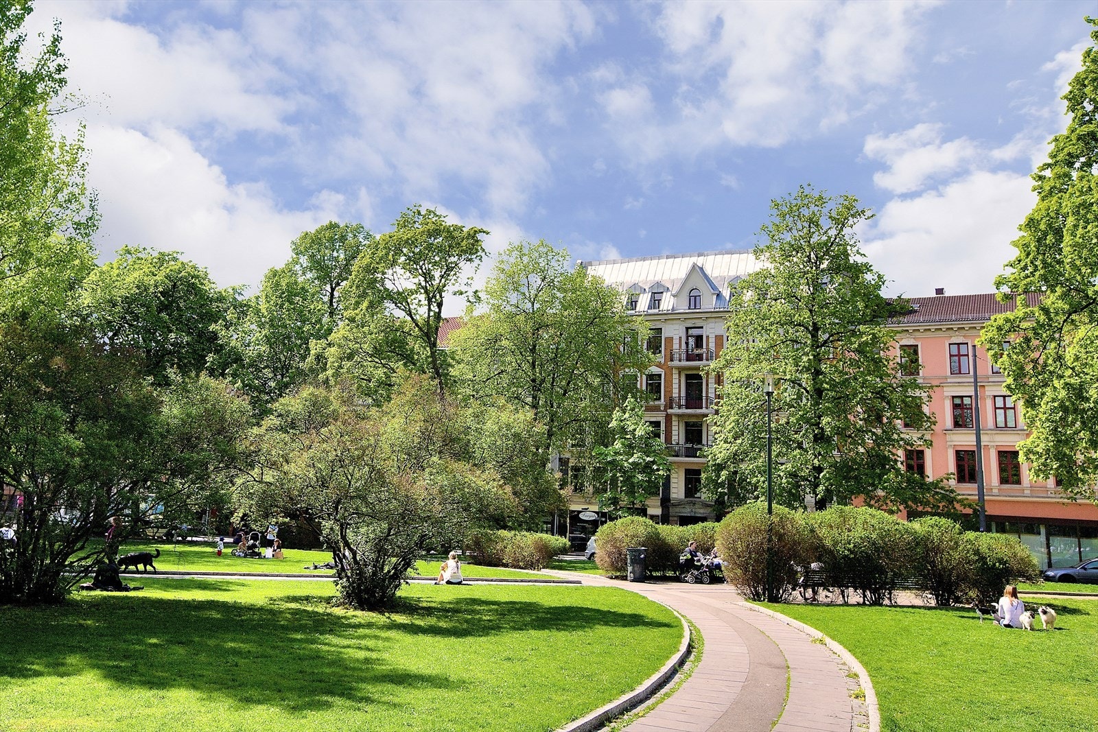 Grünerløkka er et unikt boligområde med store parker og friområder, i tillegg til grøntområdet langs Akerselva. Galleribilde