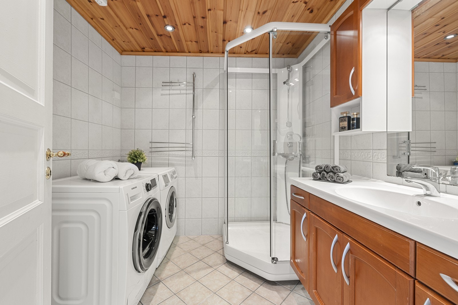 Bad i 2. etasje med spotter i tak og fliser på vegger og gulv. Det er varmekabler i gulvet. Galleribilde