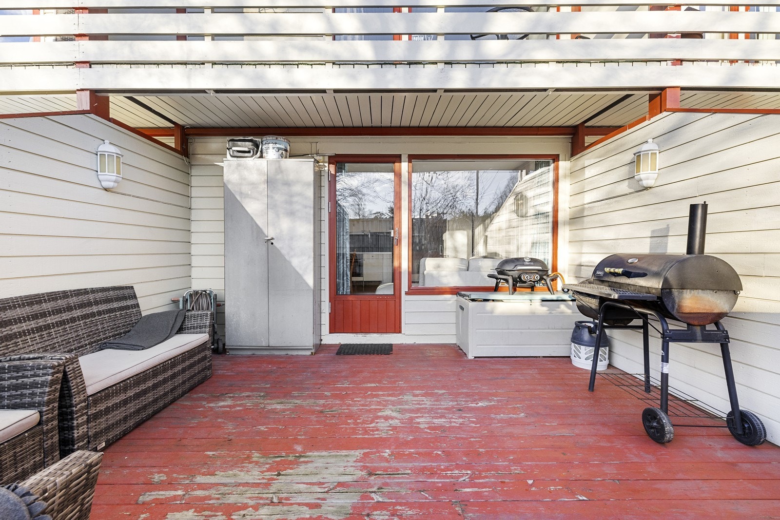 Terrasse med god plass til sittegruppe og grill. Galleribilde