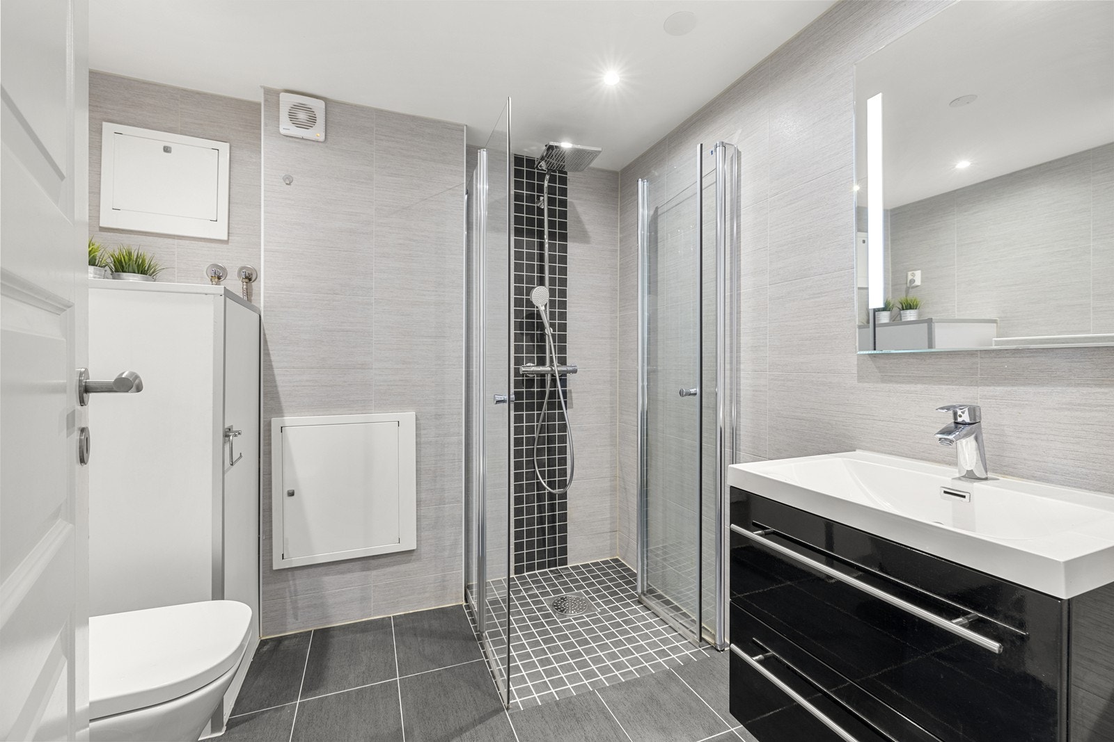 I kjelleren er det et nytt bad fra 2018 med fliser på vegger og gulv samt gulvvarme. Galleribilde