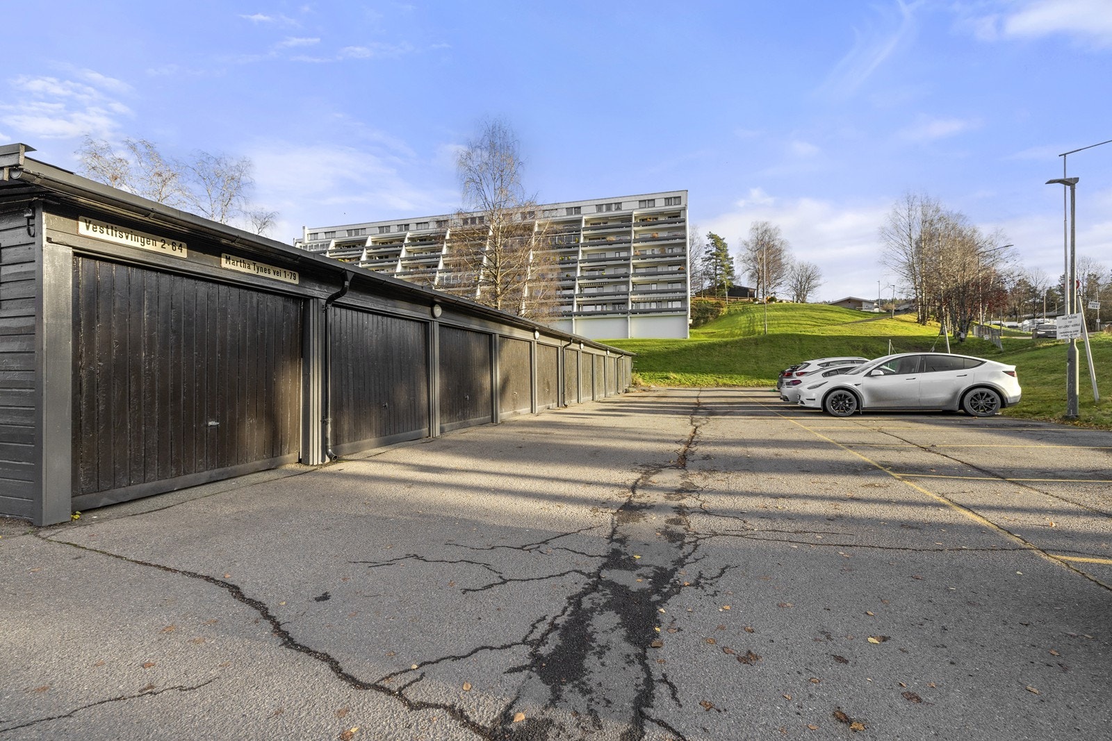 Boligen disponerer en garasjeplass i felles garasjerekke. Det er montert el-bil lader i garasjen. Galleribilde