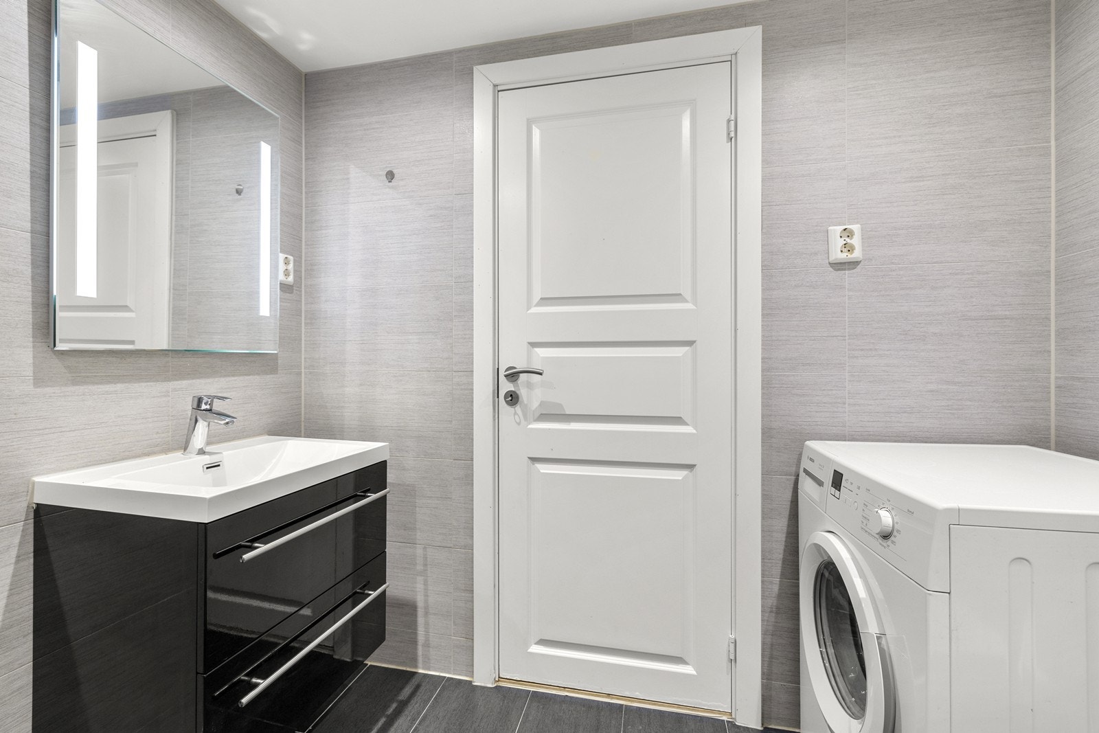 Badet er innredet med servant, dusjhjørne, toalett og opplegg til vaskemaskin. Galleribilde