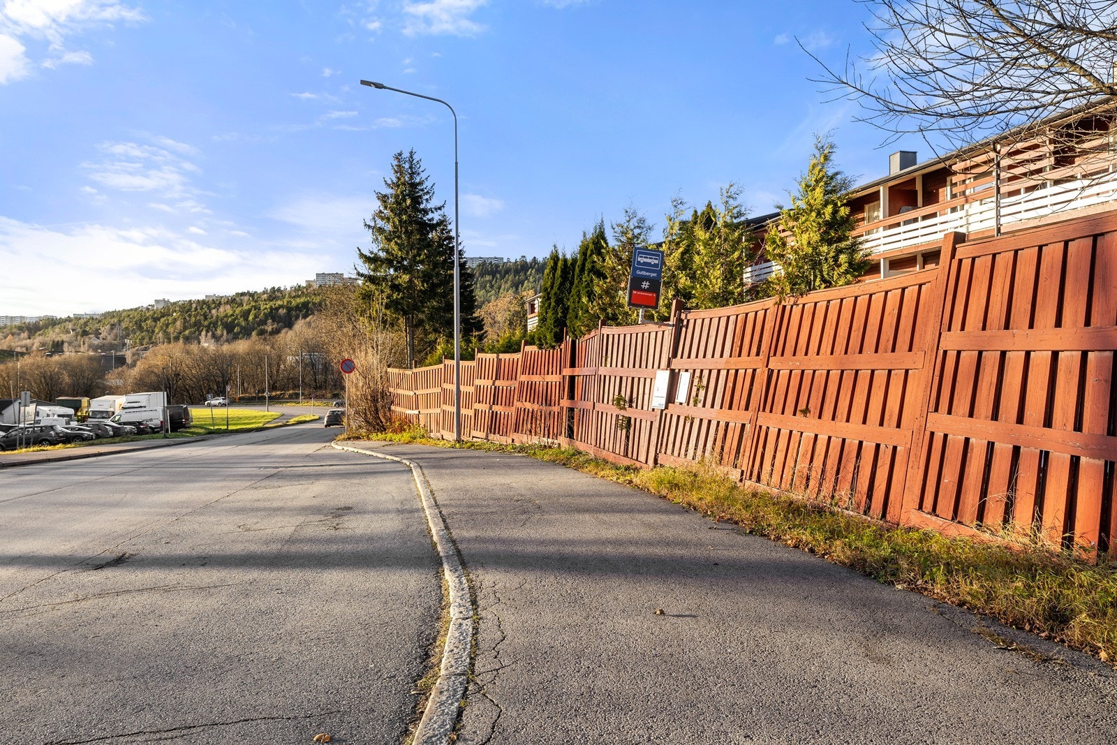 Busstopp så si rett utenfor døren. Galleribilde