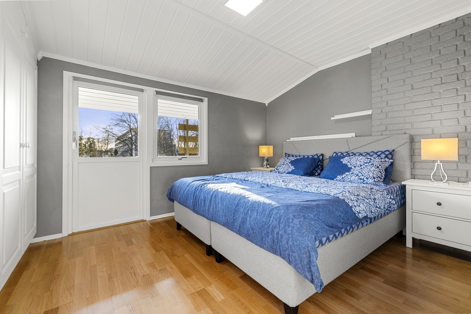 Soverom 1 er av god størrelse med god plass til dobbeltseng med tilhørende nattbord på hver side av sengen samt garderobeløsning. Galleribilde