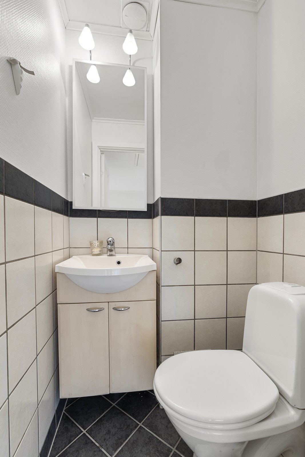 Toalettrom med servant og toalett. Galleribilde