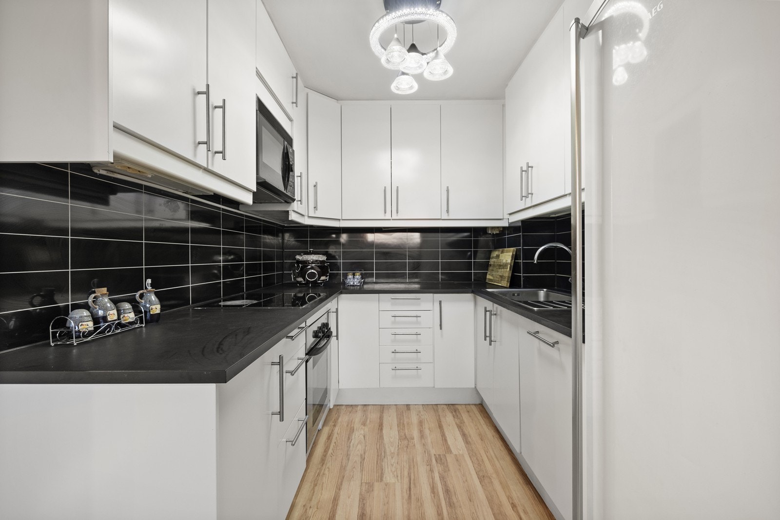 Kjøkkenet er nytt fra 2018 og er innredet med skap med glatte, hvite fronter og benkeplate i laminat. Galleribilde