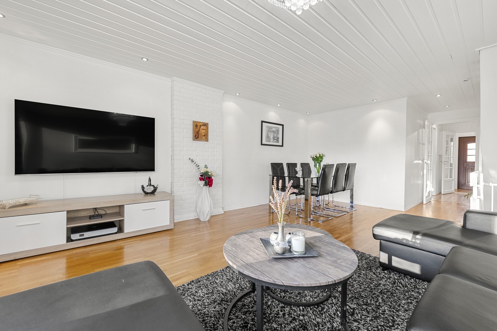 Stuen er av god størrelse med god plass til sofagruppe, TV-møbler og spisestue. Galleribilde