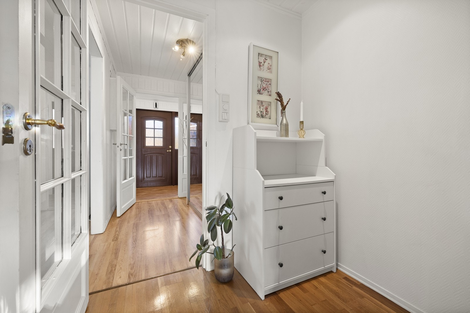 I gangen har du en praktisk skyvedørsgarderobe med god plass til å henge fra deg yttertøy og sko. Galleribilde