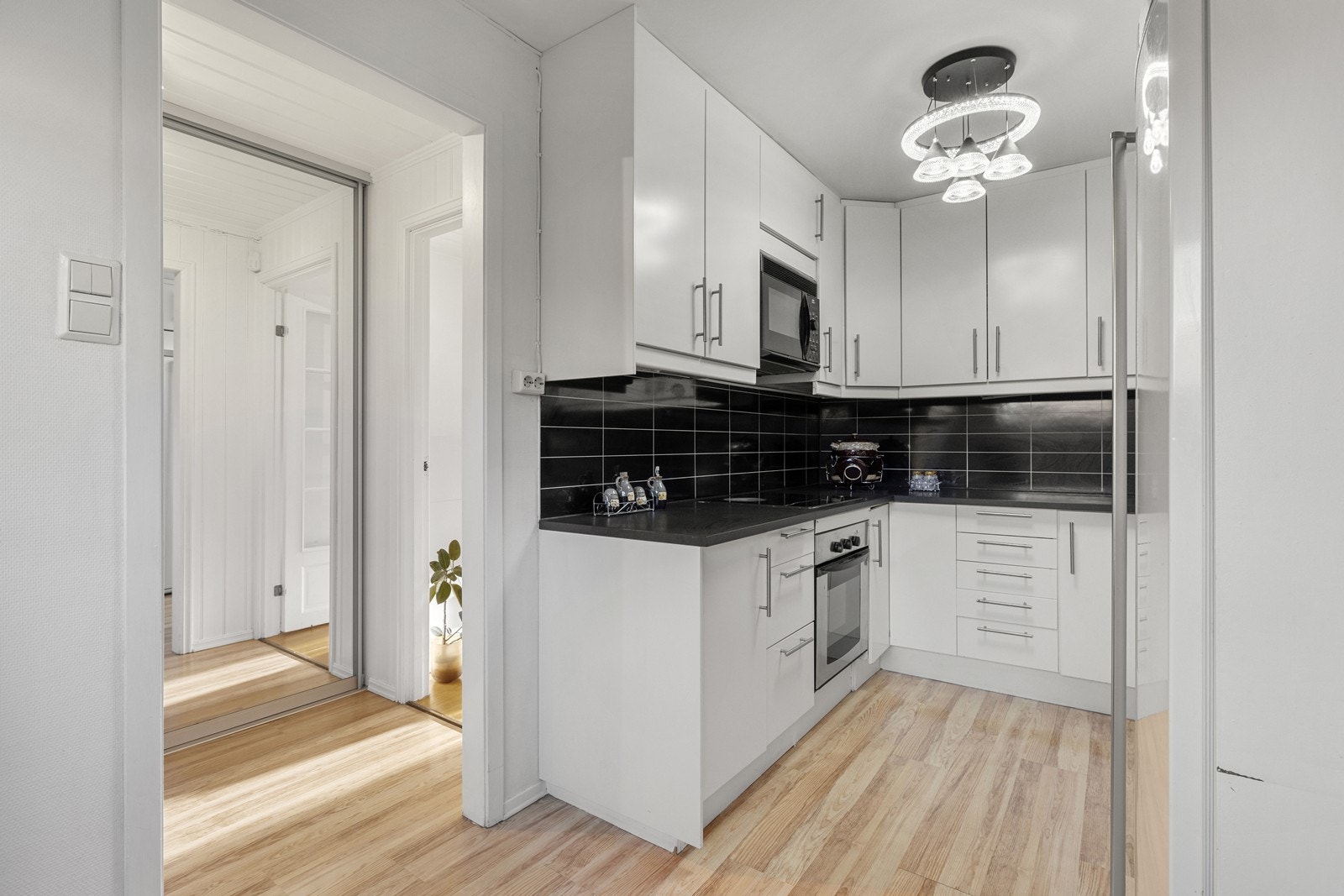 Kjøkkenet har integrerte hvitevarer som komfyr, platetopp og oppvaskmaskin. Frittstående kjøleskap og micro. Galleribilde