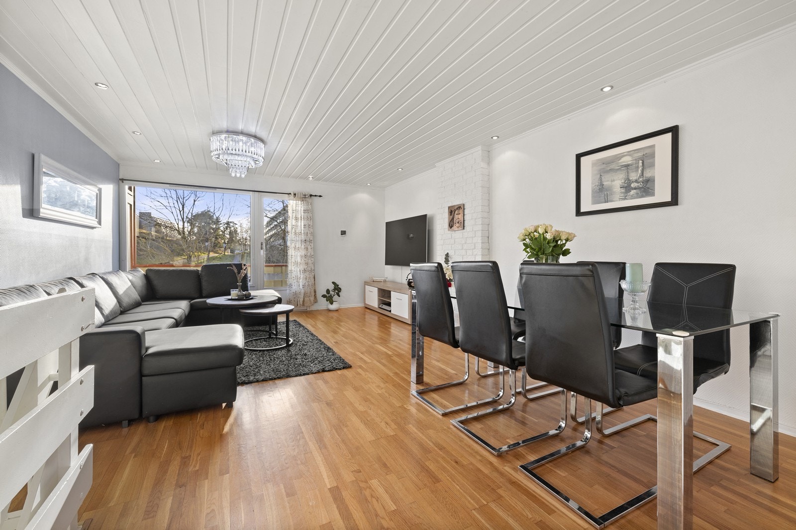 Velkommen til Vestlisvingen 6, et innholdsrikt rekkehus over 3 plan! Galleribilde