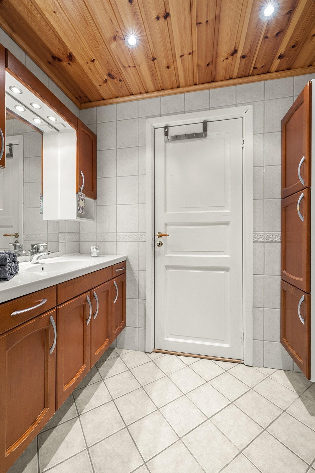 Baderomsinnredningen består av servant med over- og underskap, dusjkabinett og opplegg til vaskemaskin. Galleribilde