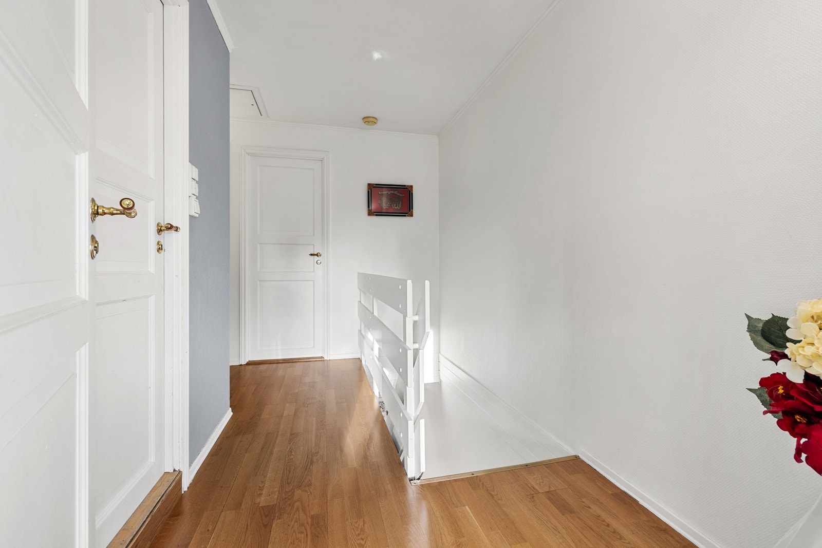 2. etasje består av 2 soverom, bad og toalettrom. Galleribilde