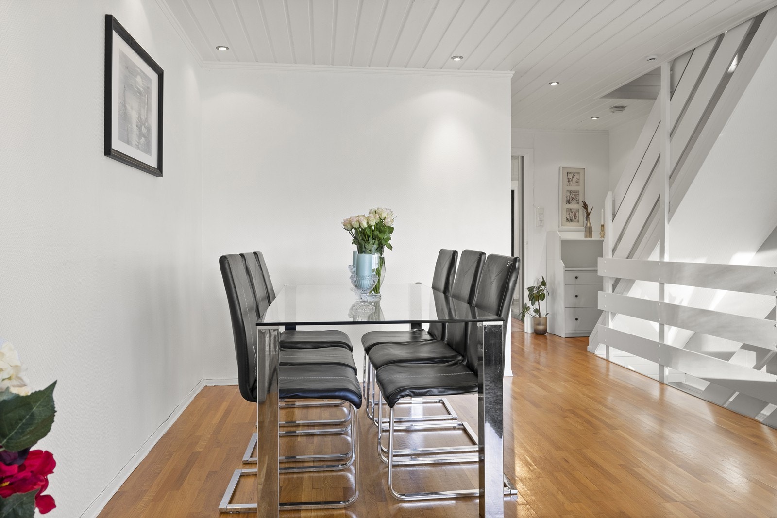 Spisestuen har god plass til spisebord med stoler. Galleribilde