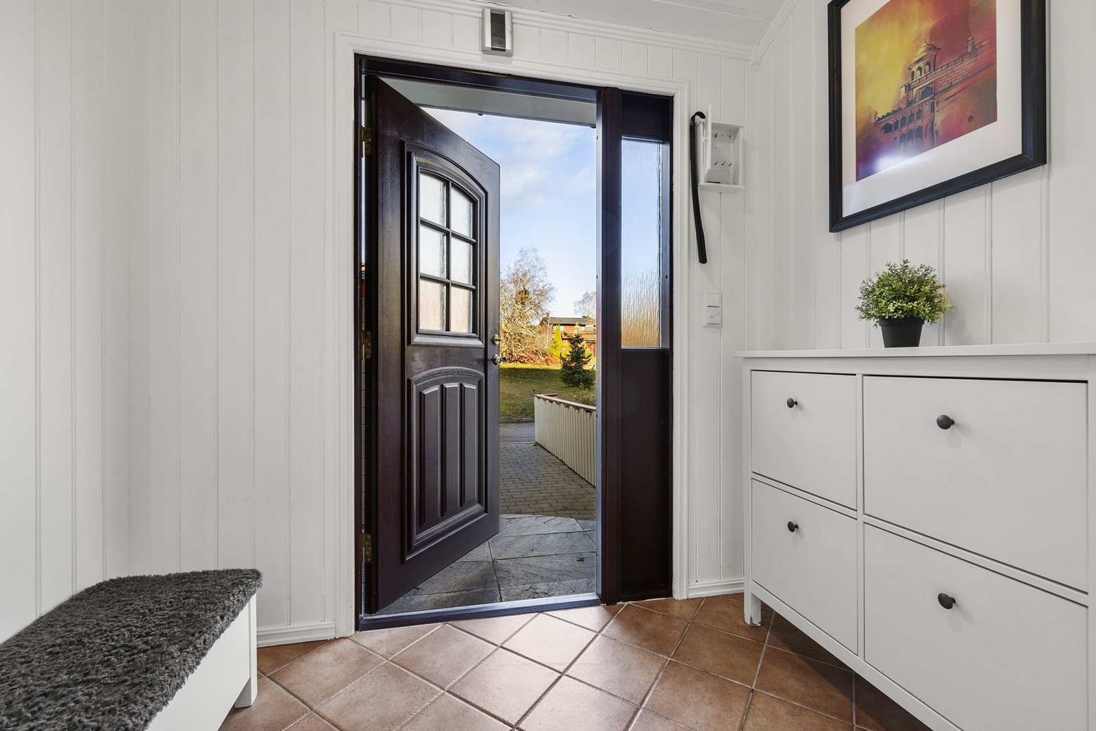 Velkommen inn! Entréen er malt i lyse farger og har fliser på gulvet med varmekabler. Galleribilde