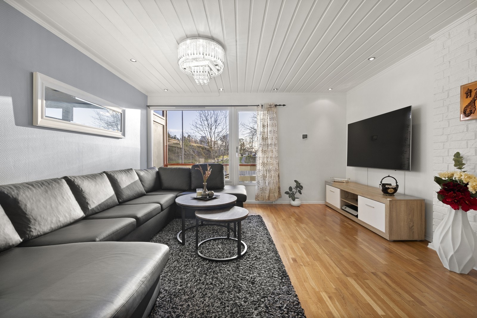 Stuen er malt i lyse, trivelige farger med direkte utgang til balkong. Galleribilde