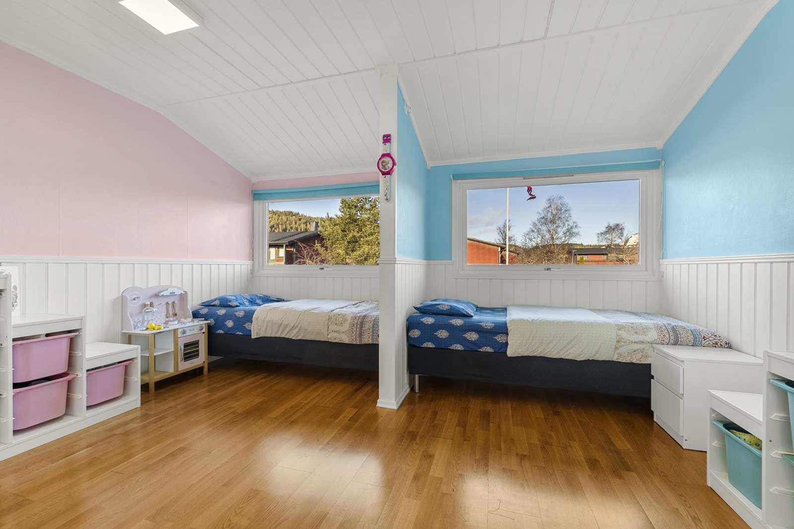 Soverom 2 er opprinnelig to soverom. Soverommet er av god størrelse med god plass til senger og skrivepulter. Galleribilde