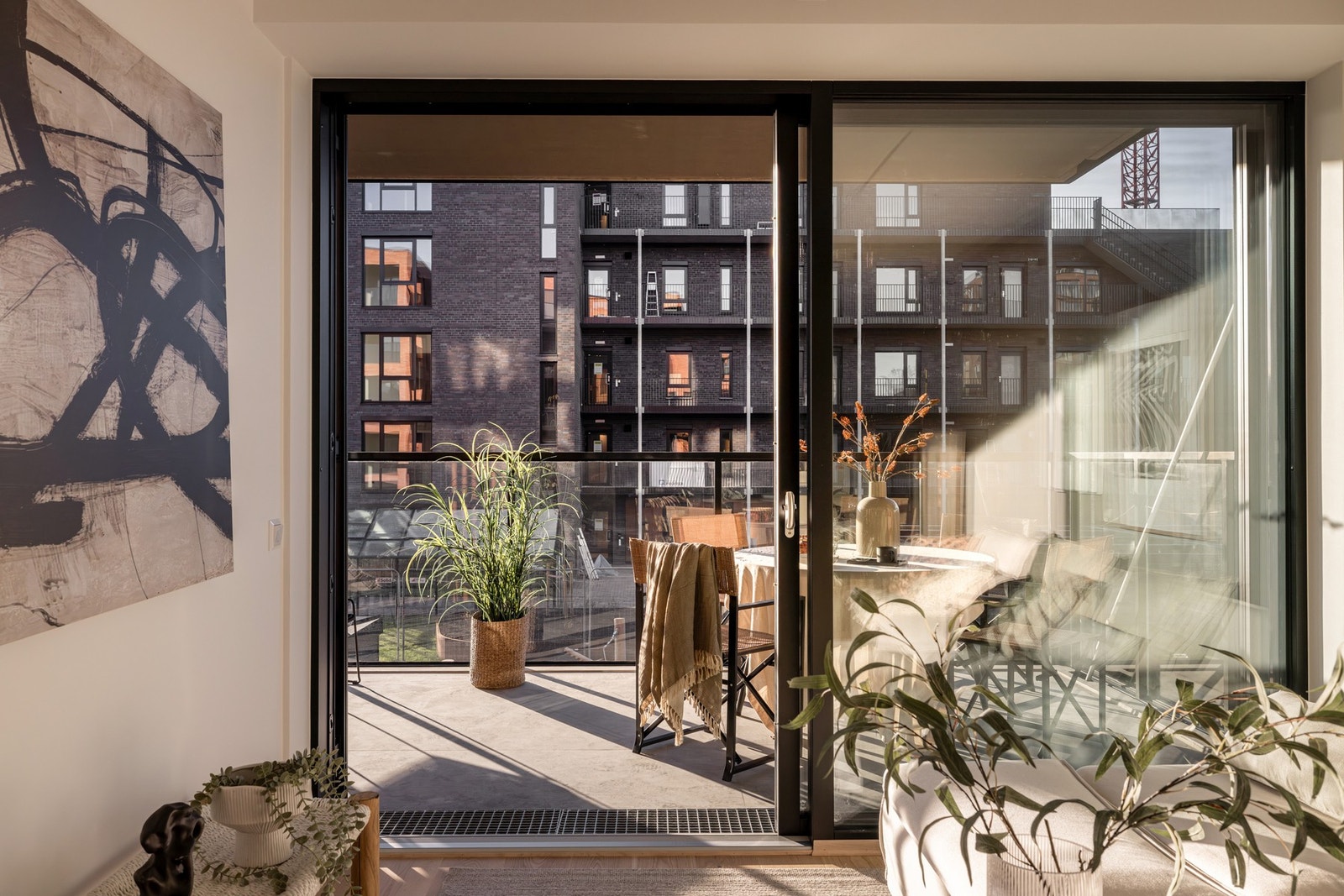 Skyvedører gjør balkongen til en forlengelse av stuen Galleribilde