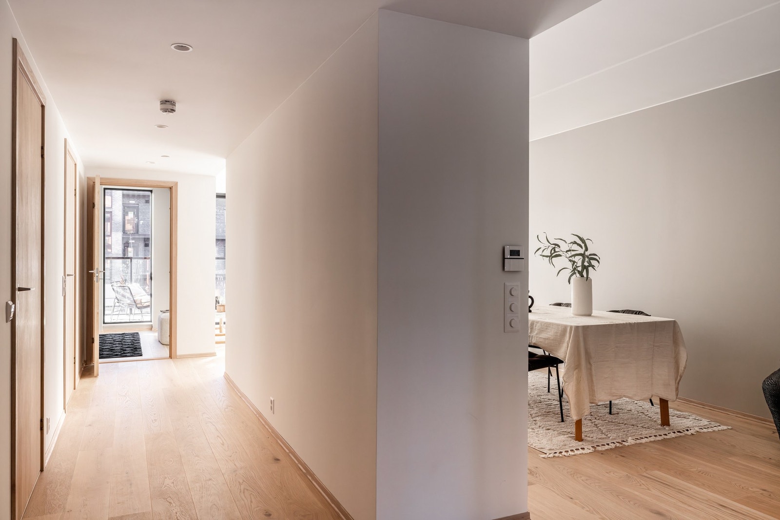 Gjennomgående og luftig planløsning med lyse farger. Galleribilde