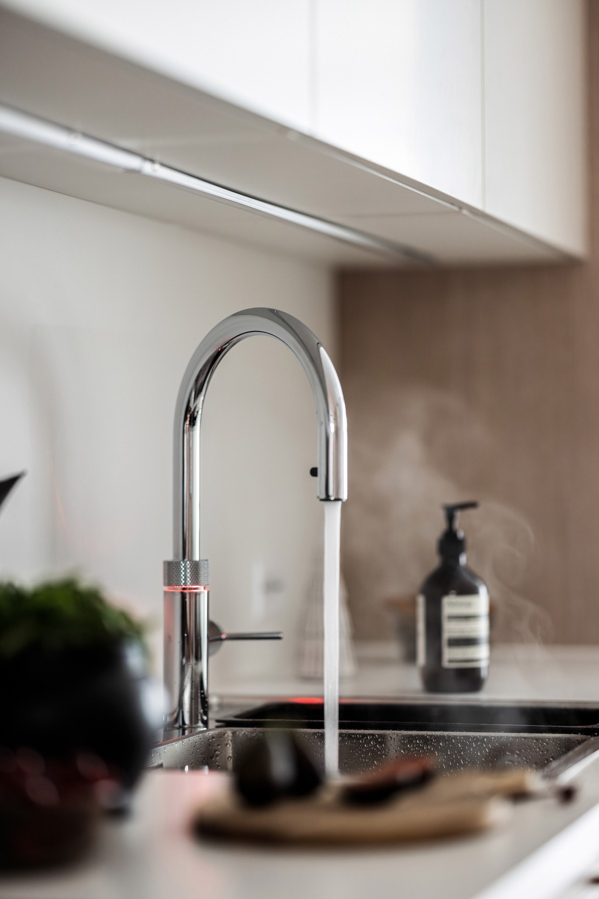 Quooker med kaldt, varmt og kokende vann fra samme kran Galleribilde